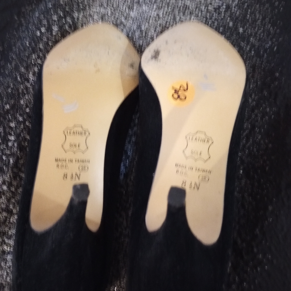 Black Suede Pumps! - Picture 4 of 4